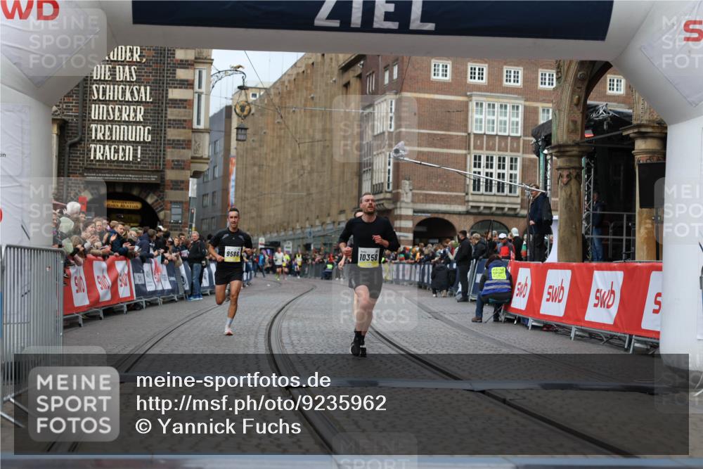 05.10.2025 - 20. swb-Marathon Bremen Yannick Fuchs http://msf.ph/oto/9235962 05.10.2025 10:37:34 Ziel 9586, 10358, 10704, 11021 meine-sportfotos.de