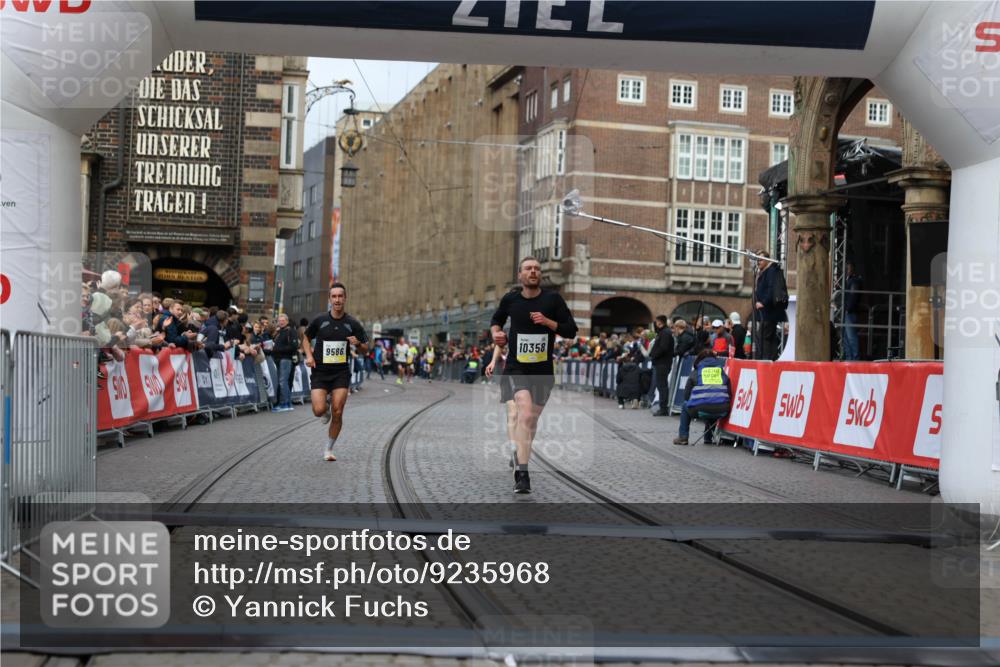 05.10.2025 - 20. swb-Marathon Bremen Yannick Fuchs http://msf.ph/oto/9235968 05.10.2025 10:37:34 Ziel 9586, 10358, 10704, 11021 meine-sportfotos.de