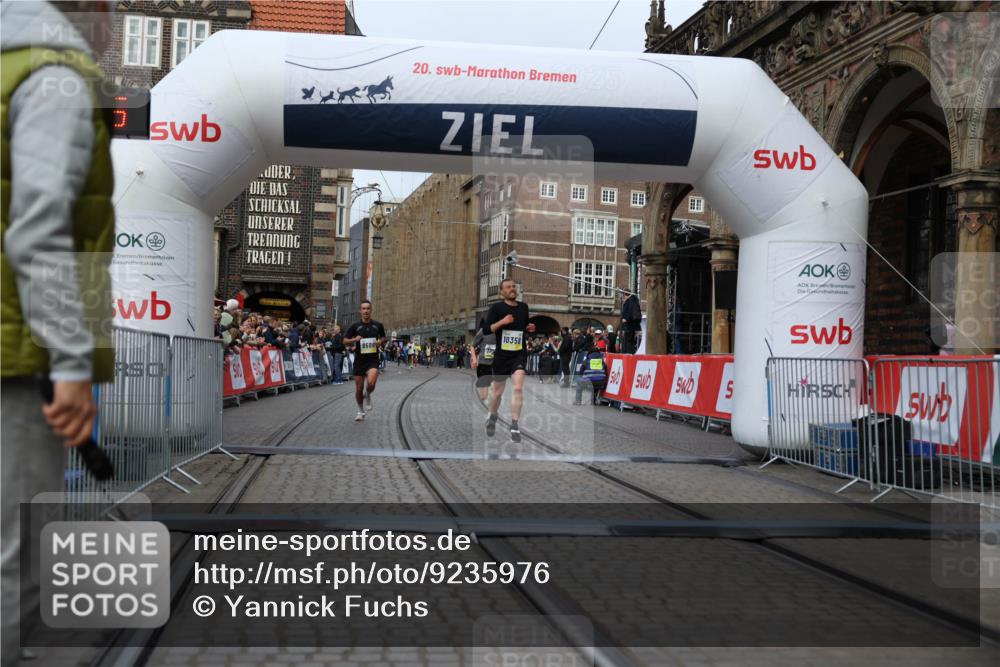 05.10.2025 - 20. swb-Marathon Bremen Yannick Fuchs http://msf.ph/oto/9235976 05.10.2025 10:37:35 Ziel 9586, 10358, 11021 meine-sportfotos.de