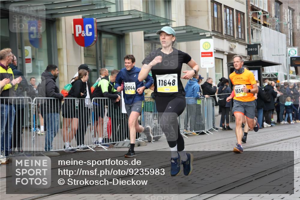 05.10.2025 - 20. swb-Marathon Bremen Strokosch-Dieckow http://msf.ph/oto/9235983 05.10.2025 10:44:03 Ziel 9361, 9897, 10044, 10348, 10505, 10666, 10816, 11645, 11648, 11659, 9361, 9897, 10044, 10348, 10505, 10666, 10816, 11645, 11648, 11659 meine-sportfotos.de