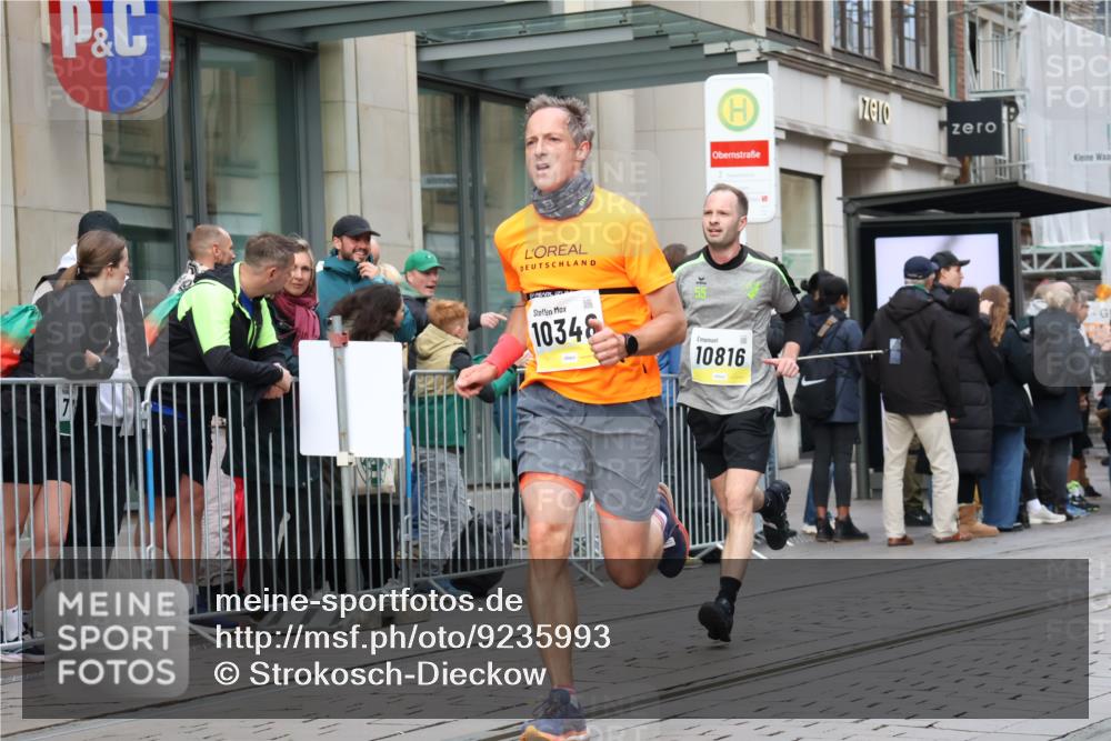 05.10.2025 - 20. swb-Marathon Bremen Strokosch-Dieckow http://msf.ph/oto/9235993 05.10.2025 10:44:04 Ziel 9361, 9897, 10044, 10348, 10505, 10666, 10816, 11648, 11659, 9361, 9897, 10044, 10348, 10505, 10666, 10816, 11648, 11659 meine-sportfotos.de