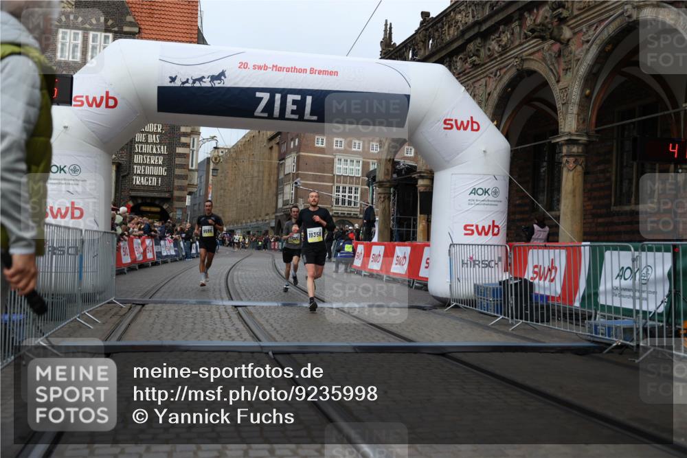 05.10.2025 - 20. swb-Marathon Bremen Yannick Fuchs http://msf.ph/oto/9235998 05.10.2025 10:37:35 Ziel 9586, 10358, 11021 meine-sportfotos.de