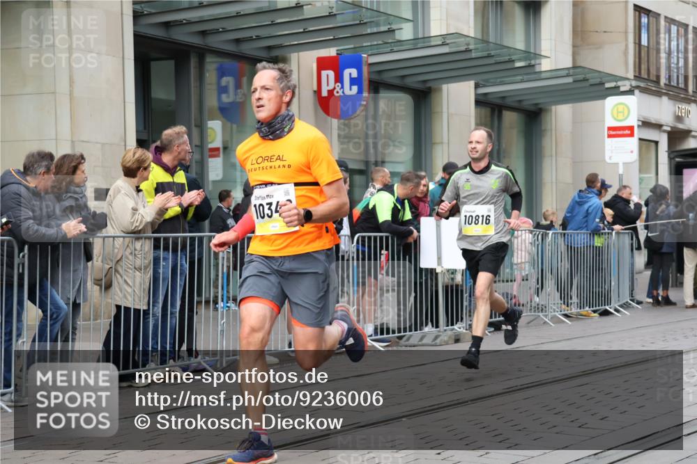 05.10.2025 - 20. swb-Marathon Bremen Strokosch-Dieckow http://msf.ph/oto/9236006 05.10.2025 10:44:04 Ziel 9361, 9897, 10044, 10348, 10505, 10666, 10816, 11648, 11659, 9361, 9897, 10044, 10348, 10505, 10666, 10816, 11648, 11659 meine-sportfotos.de