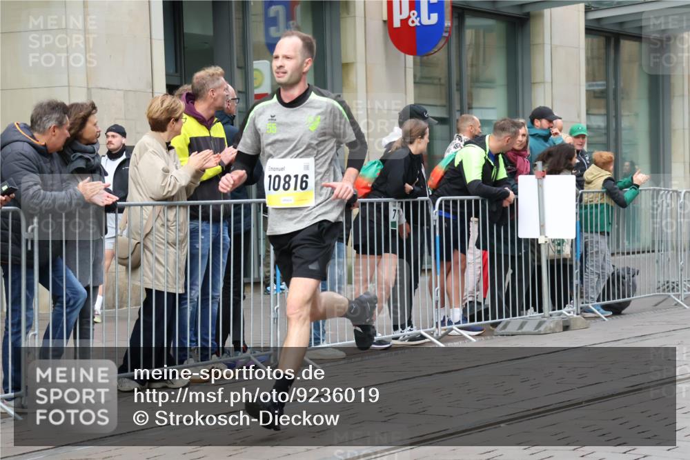 05.10.2025 - 20. swb-Marathon Bremen Strokosch-Dieckow http://msf.ph/oto/9236019 05.10.2025 10:44:05 Ziel 9361, 9897, 10044, 10348, 10505, 10666, 10816, 11659, 11666, 9361, 9897, 10044, 10348, 10505, 10666, 10816, 11659, 11666 meine-sportfotos.de