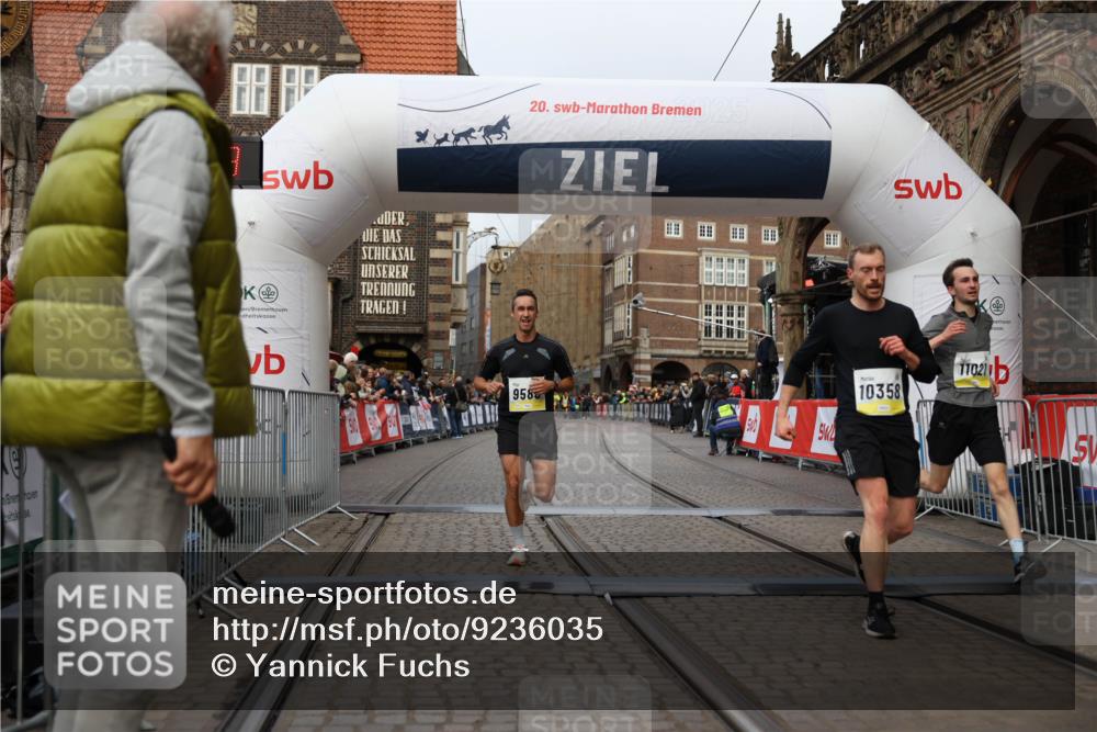05.10.2025 - 20. swb-Marathon Bremen Yannick Fuchs http://msf.ph/oto/9236035 05.10.2025 10:37:37 Ziel 9586, 10358, 11021 meine-sportfotos.de