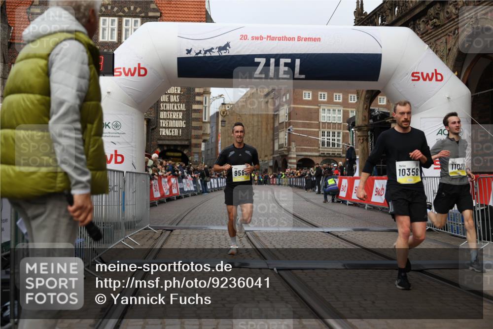 05.10.2025 - 20. swb-Marathon Bremen Yannick Fuchs http://msf.ph/oto/9236041 05.10.2025 10:37:37 Ziel 9586, 10358, 11021 meine-sportfotos.de