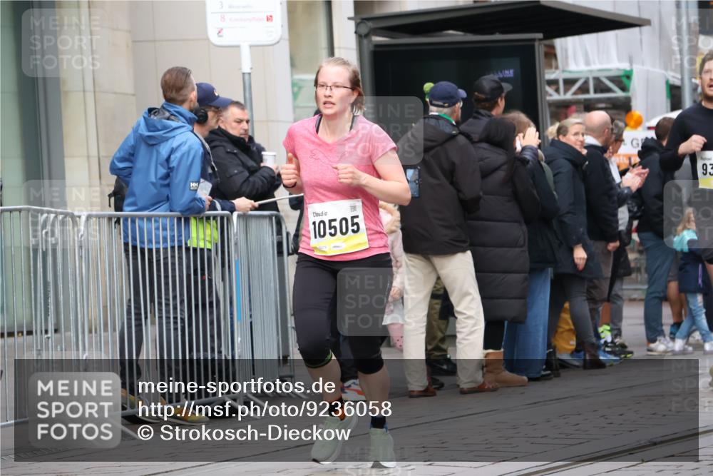 05.10.2025 - 20. swb-Marathon Bremen Strokosch-Dieckow http://msf.ph/oto/9236058 05.10.2025 10:44:09 Ziel 9361, 9897, 10505, 10554, 10666, 10816, 11659, 11666, 11714, 9361, 9897, 10505, 10554, 10666, 10816, 11659, 11666, 11714 meine-sportfotos.de