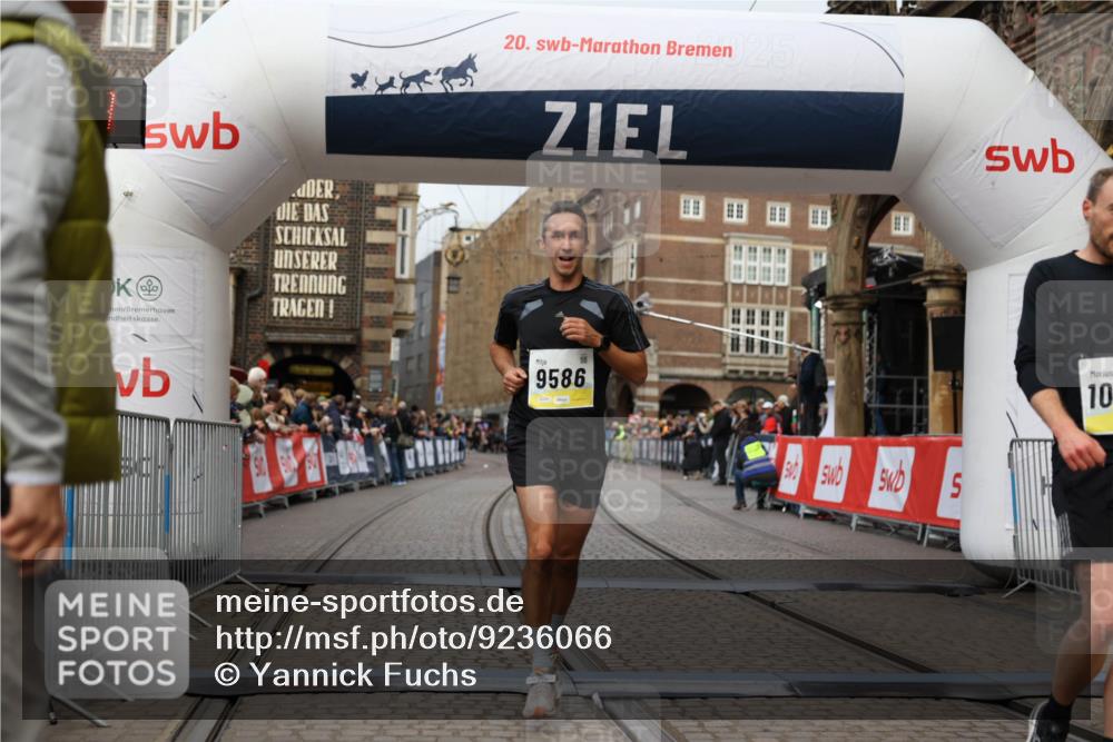 05.10.2025 - 20. swb-Marathon Bremen Yannick Fuchs http://msf.ph/oto/9236066 05.10.2025 10:37:37 Ziel 9586, 10358, 11021 meine-sportfotos.de