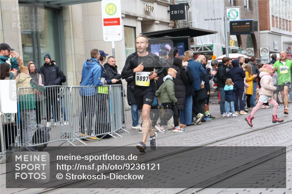 05.10.2025 - 20. swb-Marathon Bremen Strokosch-Dieckow http://msf.ph/oto/9236121 05.10.2025 10:44:18 Ziel 9361, 9878, 9897, 10092, 10306, 10505, 10554, 11666, 11714, 9361, 9878, 9897, 10092, 10306, 10505, 10554, 11666, 11714 meine-sportfotos.de