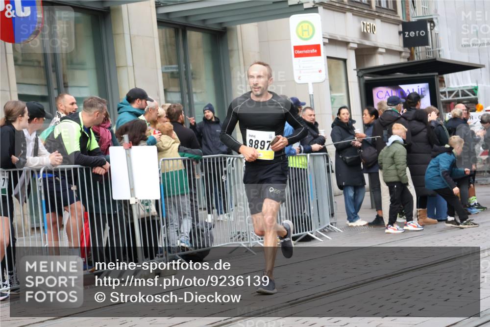05.10.2025 - 20. swb-Marathon Bremen Strokosch-Dieckow http://msf.ph/oto/9236139 05.10.2025 10:44:19 Ziel 9878, 9897, 10092, 10306, 10505, 10554, 11666, 11714, 9878, 9897, 10092, 10306, 10505, 10554, 11666, 11714 meine-sportfotos.de