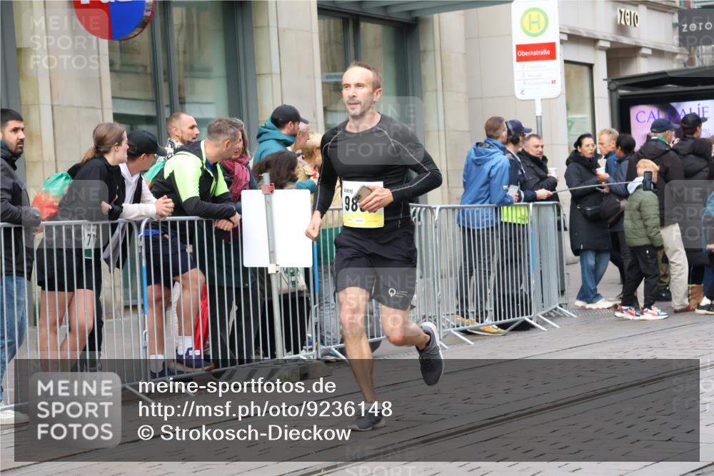 05.10.2025 - 20. swb-Marathon Bremen Strokosch-Dieckow http://msf.ph/oto/9236148 05.10.2025 10:44:19 Ziel 9878, 9897, 10092, 10306, 10505, 10554, 11666, 11714, 9878, 9897, 10092, 10306, 10505, 10554, 11666, 11714 meine-sportfotos.de