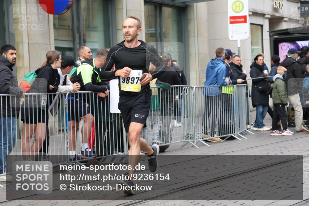 05.10.2025 - 20. swb-Marathon Bremen Strokosch-Dieckow http://msf.ph/oto/9236154 05.10.2025 10:44:19 Ziel 9878, 9897, 10092, 10306, 10505, 10554, 11666, 11714, 9878, 9897, 10092, 10306, 10505, 10554, 11666, 11714 meine-sportfotos.de