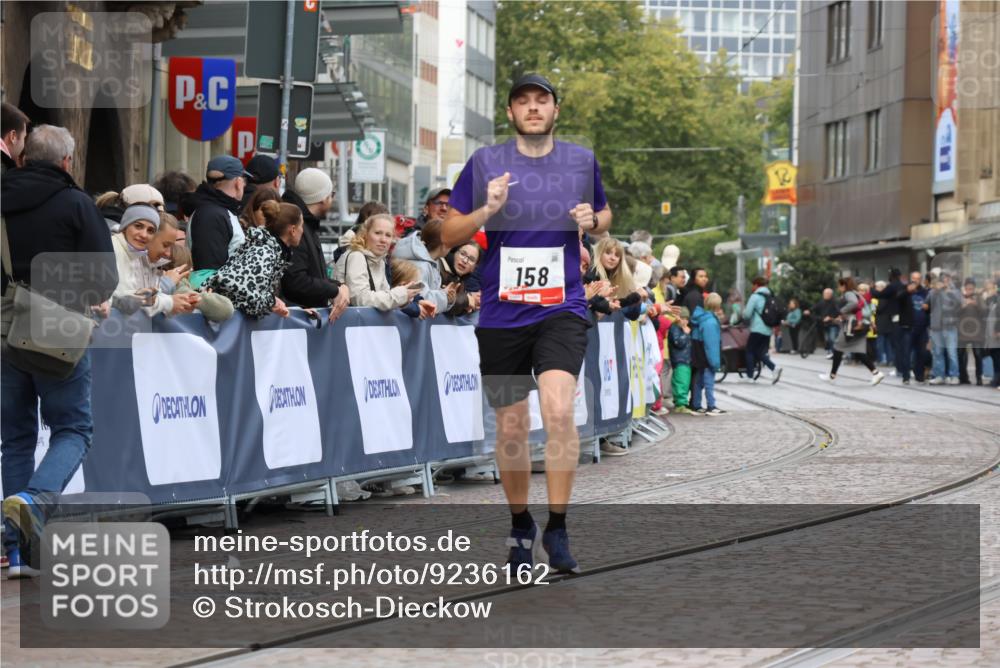 05.10.2025 - 20. swb-Marathon Bremen Strokosch-Dieckow http://msf.ph/oto/9236162 05.10.2025 12:38:55 Ziel 158 meine-sportfotos.de