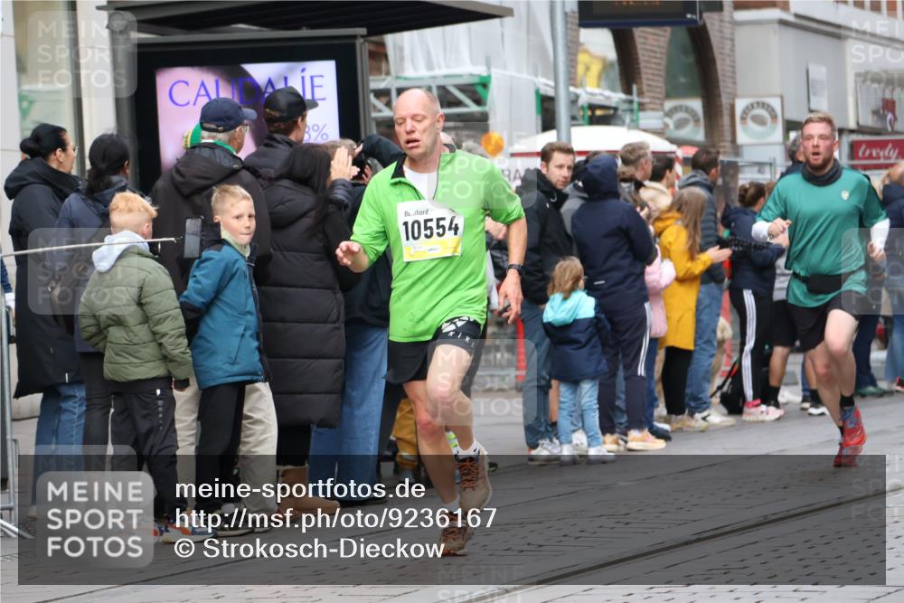 05.10.2025 - 20. swb-Marathon Bremen Strokosch-Dieckow http://msf.ph/oto/9236167 05.10.2025 10:44:21 Ziel 9878, 9897, 10092, 10306, 10554, 11666, 11714, 9878, 9897, 10092, 10306, 10554, 11666, 11714 meine-sportfotos.de