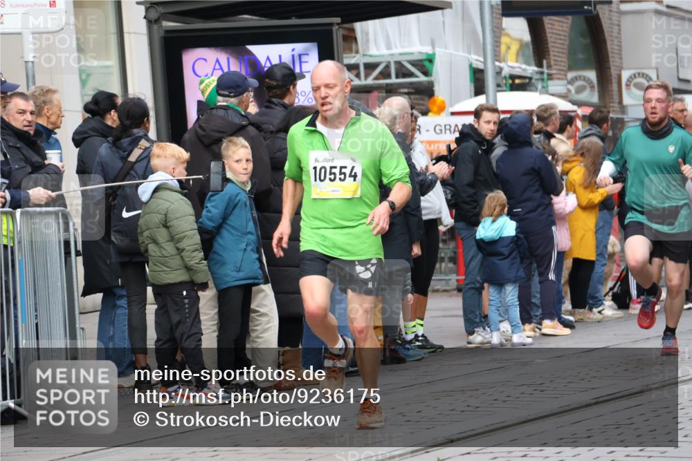 05.10.2025 - 20. swb-Marathon Bremen Strokosch-Dieckow http://msf.ph/oto/9236175 05.10.2025 10:44:21 Ziel 9878, 9897, 10092, 10306, 10554, 11666, 11714, 9878, 9897, 10092, 10306, 10554, 11666, 11714 meine-sportfotos.de