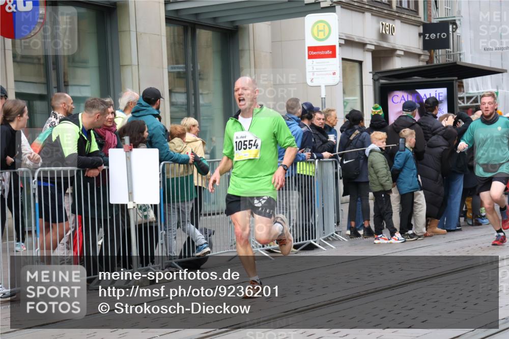 05.10.2025 - 20. swb-Marathon Bremen Strokosch-Dieckow http://msf.ph/oto/9236201 05.10.2025 10:44:23 Ziel 9878, 9897, 10092, 10306, 10554, 11666, 11714, 9878, 9897, 10092, 10306, 10554, 11666, 11714 meine-sportfotos.de