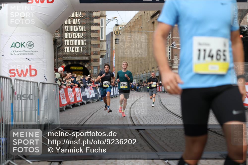 05.10.2025 - 20. swb-Marathon Bremen Yannick Fuchs http://msf.ph/oto/9236202 05.10.2025 10:38:06 Ziel 9755, 11328, 11465 meine-sportfotos.de