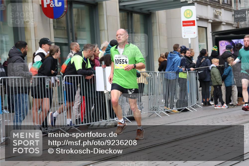 05.10.2025 - 20. swb-Marathon Bremen Strokosch-Dieckow http://msf.ph/oto/9236208 05.10.2025 10:44:23 Ziel 9878, 9897, 10092, 10306, 10554, 11666, 11714, 9878, 9897, 10092, 10306, 10554, 11666, 11714 meine-sportfotos.de