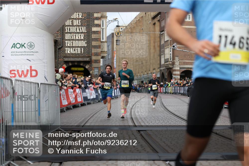 05.10.2025 - 20. swb-Marathon Bremen Yannick Fuchs http://msf.ph/oto/9236212 05.10.2025 10:38:06 Ziel 9755, 11328, 11465 meine-sportfotos.de