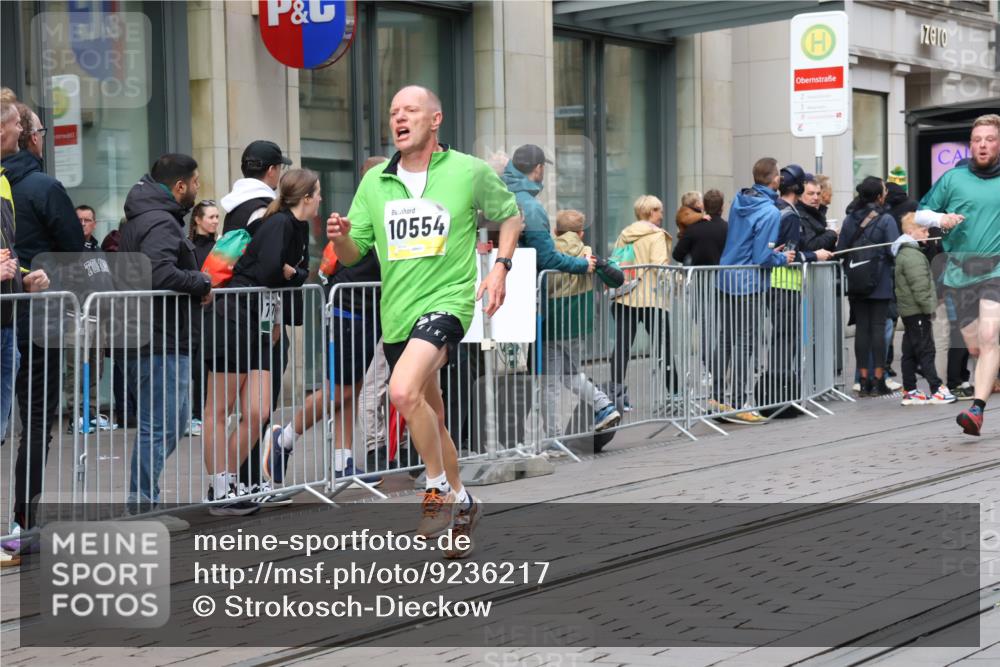 05.10.2025 - 20. swb-Marathon Bremen Strokosch-Dieckow http://msf.ph/oto/9236217 05.10.2025 10:44:23 Ziel 9878, 9897, 10092, 10306, 10554, 11666, 11714, 9878, 9897, 10092, 10306, 10554, 11666, 11714 meine-sportfotos.de