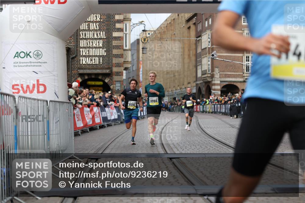 05.10.2025 - 20. swb-Marathon Bremen Yannick Fuchs http://msf.ph/oto/9236219 05.10.2025 10:38:06 Ziel 9755, 11328, 11465 meine-sportfotos.de