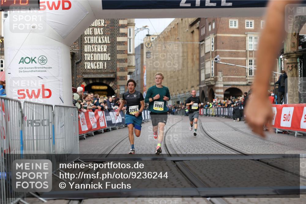 05.10.2025 - 20. swb-Marathon Bremen Yannick Fuchs http://msf.ph/oto/9236244 05.10.2025 10:38:07 Ziel 9755, 11328, 11465 meine-sportfotos.de