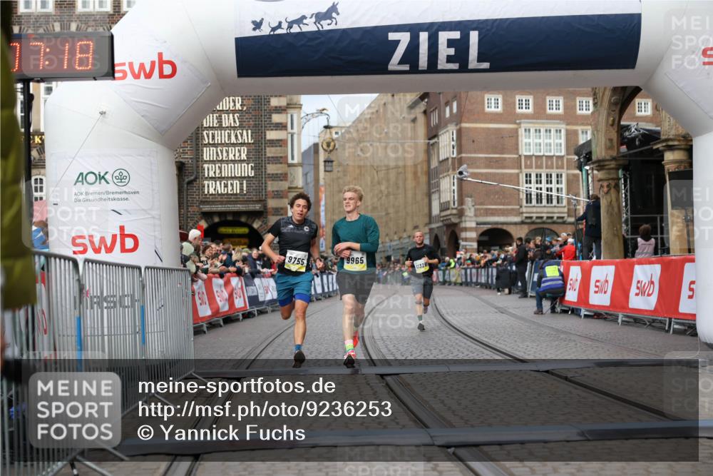 05.10.2025 - 20. swb-Marathon Bremen Yannick Fuchs http://msf.ph/oto/9236253 05.10.2025 10:38:07 Ziel 9755, 11328, 11465 meine-sportfotos.de