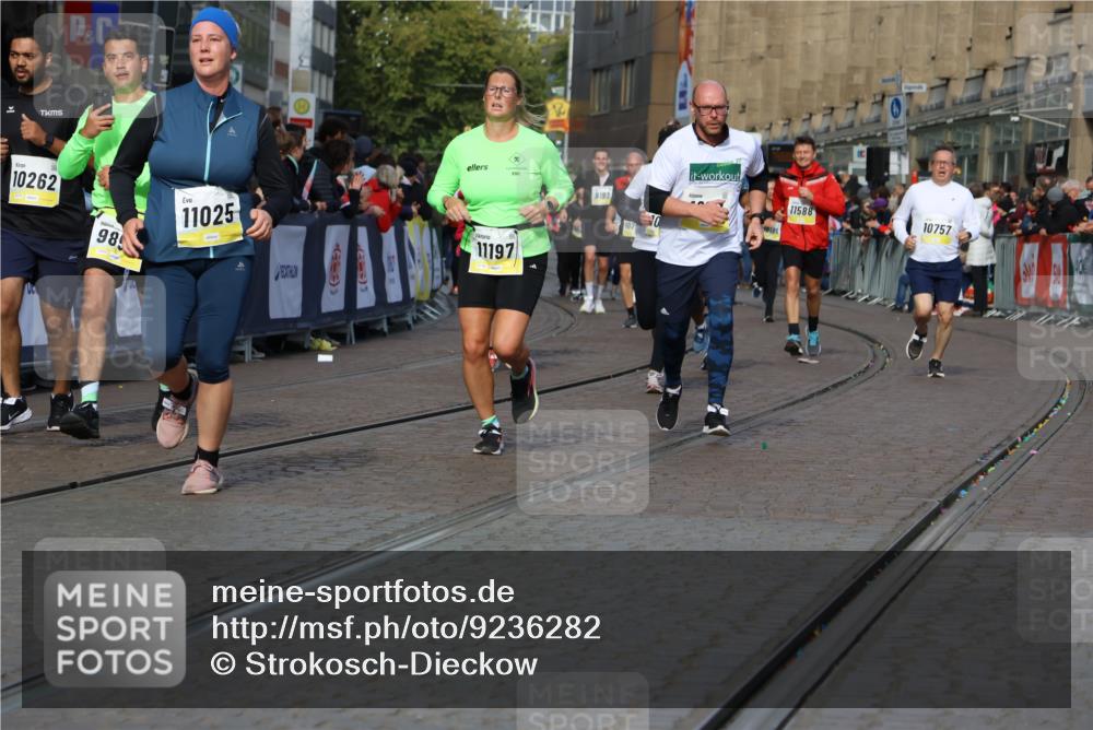 05.10.2025 - 20. swb-Marathon Bremen Strokosch-Dieckow http://msf.ph/oto/9236282 05.10.2025 10:55:29 Ziel 9492, 9720, 9722, 9856, 9902, 10107, 10111, 10195, 10256, 10262, 10745, 10757, 11025, 11197 meine-sportfotos.de