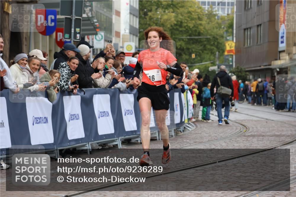05.10.2025 - 20. swb-Marathon Bremen Strokosch-Dieckow http://msf.ph/oto/9236289 05.10.2025 12:39:15 Ziel 16 meine-sportfotos.de