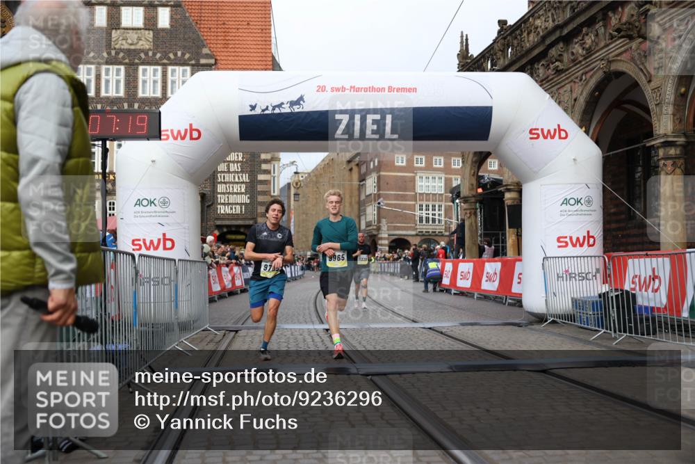 05.10.2025 - 20. swb-Marathon Bremen Yannick Fuchs http://msf.ph/oto/9236296 05.10.2025 10:38:08 Ziel 9755, 11328, 11465 meine-sportfotos.de