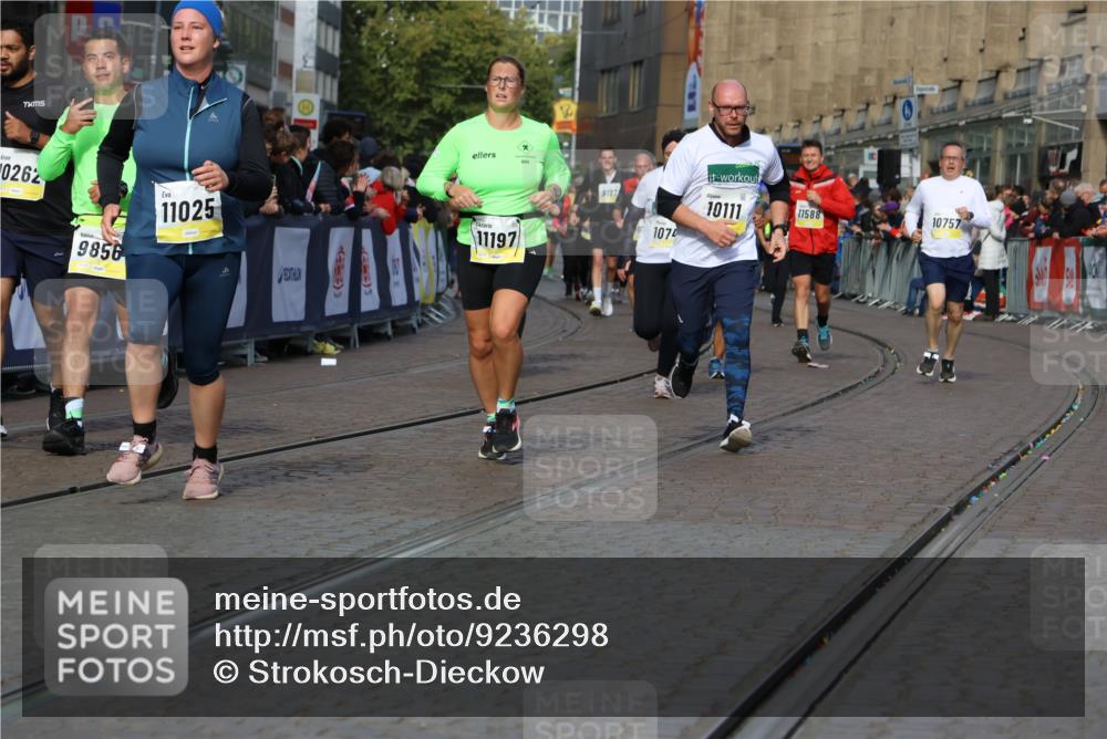 05.10.2025 - 20. swb-Marathon Bremen Strokosch-Dieckow http://msf.ph/oto/9236298 05.10.2025 10:55:29 Ziel 9492, 9720, 9722, 9856, 9902, 10107, 10111, 10195, 10256, 10262, 10745, 10757, 11025, 11197 meine-sportfotos.de