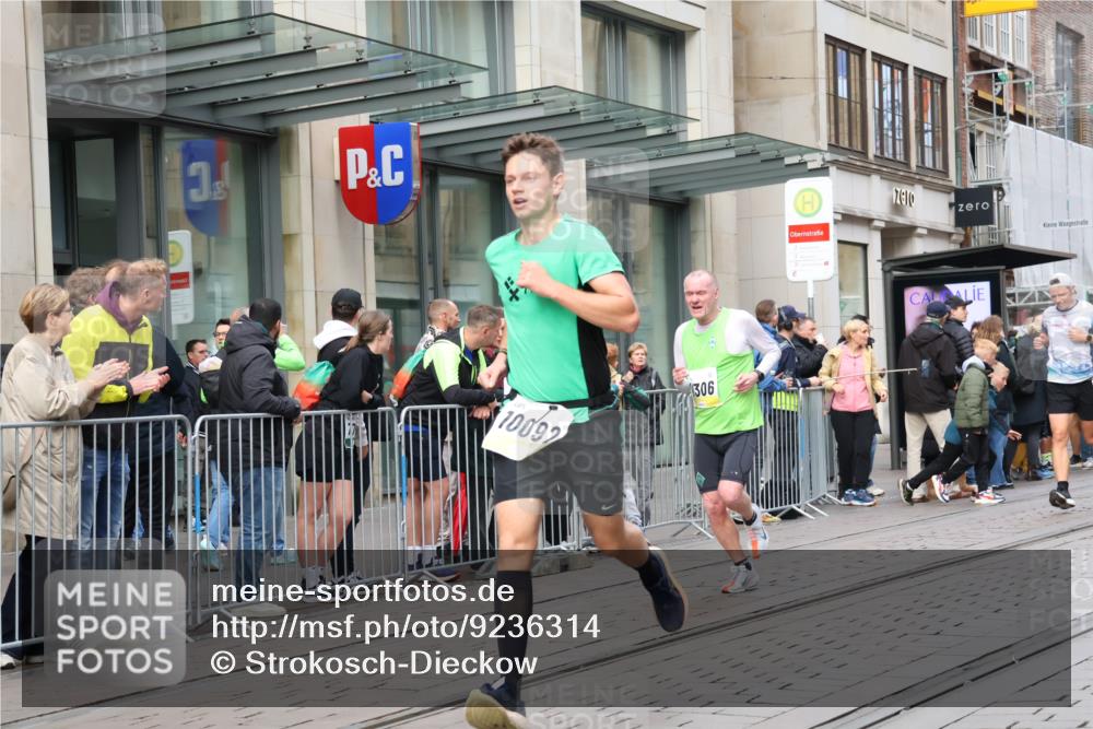 05.10.2025 - 20. swb-Marathon Bremen Strokosch-Dieckow http://msf.ph/oto/9236314 05.10.2025 10:44:28 Ziel 9590, 9678, 9878, 9897, 10092, 10306, 10554, 10568, 10633, 10851, 11666, 11714, 9590, 9678, 9878, 9897, 10092, 10306, 10554, 10568, 10633, 10851, 11666, 11714 meine-sportfotos.de