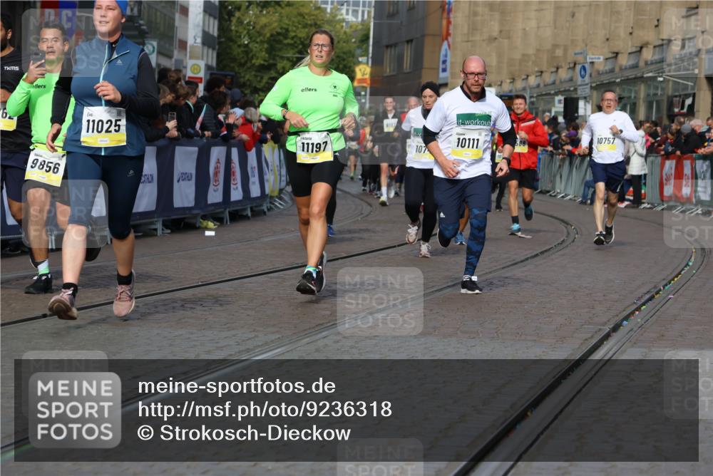 05.10.2025 - 20. swb-Marathon Bremen Strokosch-Dieckow http://msf.ph/oto/9236318 05.10.2025 10:55:29 Ziel 9492, 9720, 9722, 9856, 9902, 10107, 10111, 10195, 10256, 10262, 10745, 10757, 11025, 11197 meine-sportfotos.de