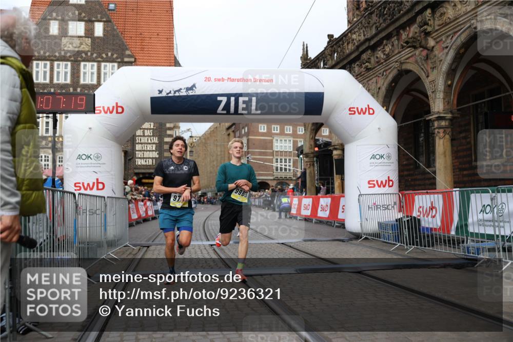 05.10.2025 - 20. swb-Marathon Bremen Yannick Fuchs http://msf.ph/oto/9236321 05.10.2025 10:38:08 Ziel 9755, 11328, 11465 meine-sportfotos.de
