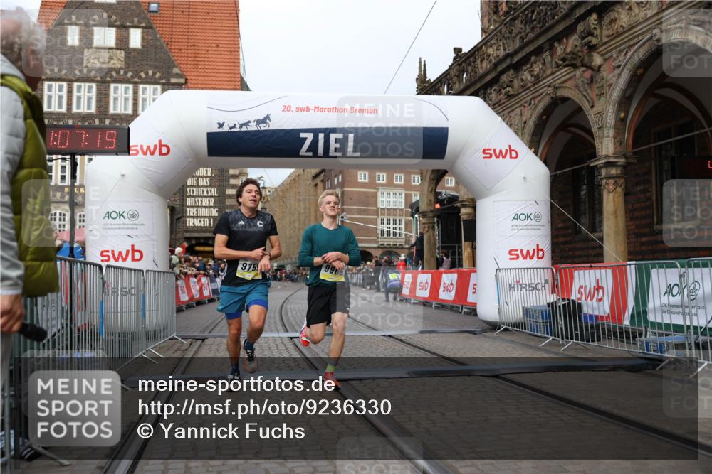 05.10.2025 - 20. swb-Marathon Bremen Yannick Fuchs http://msf.ph/oto/9236330 05.10.2025 10:38:09 Ziel 9755, 11328, 11465 meine-sportfotos.de