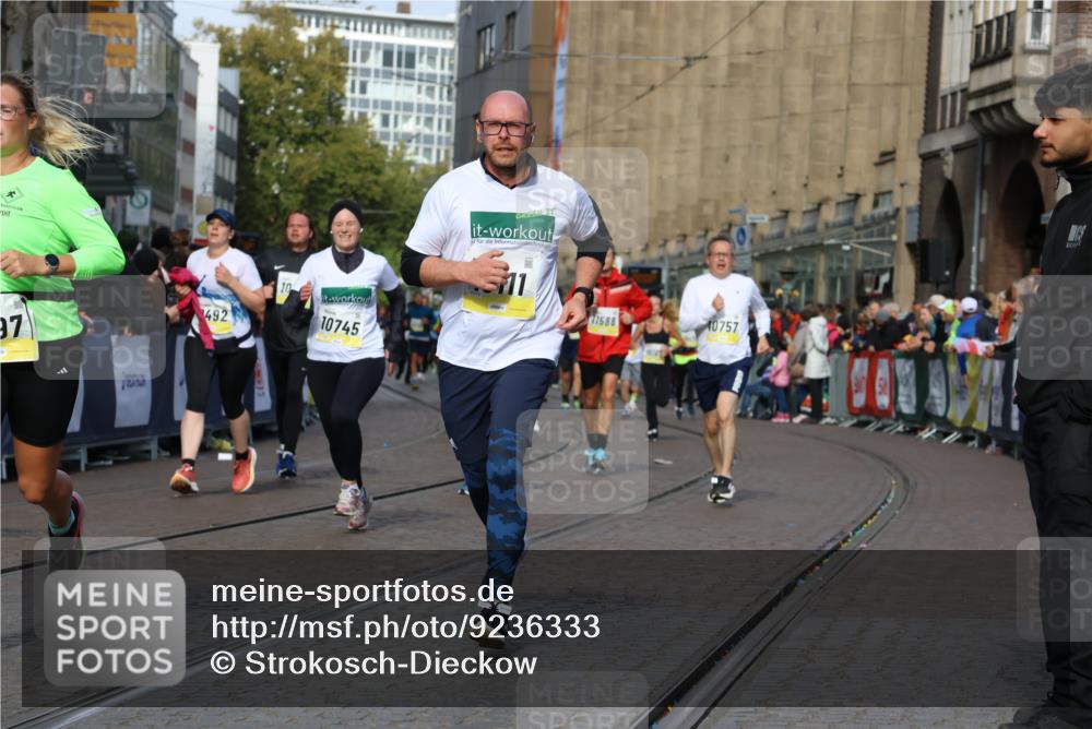 05.10.2025 - 20. swb-Marathon Bremen Strokosch-Dieckow http://msf.ph/oto/9236333 05.10.2025 10:55:31 Ziel 7165, 9492, 9720, 9856, 10107, 10111, 10195, 10262, 10745, 10755, 10757, 11025, 11197, 11588 meine-sportfotos.de