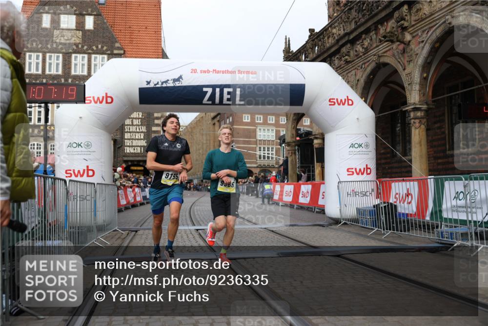 05.10.2025 - 20. swb-Marathon Bremen Yannick Fuchs http://msf.ph/oto/9236335 05.10.2025 10:38:09 Ziel 9755, 11328, 11465 meine-sportfotos.de
