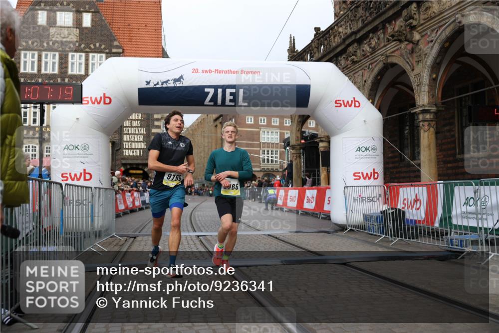 05.10.2025 - 20. swb-Marathon Bremen Yannick Fuchs http://msf.ph/oto/9236341 05.10.2025 10:38:09 Ziel 9755, 11328, 11465 meine-sportfotos.de