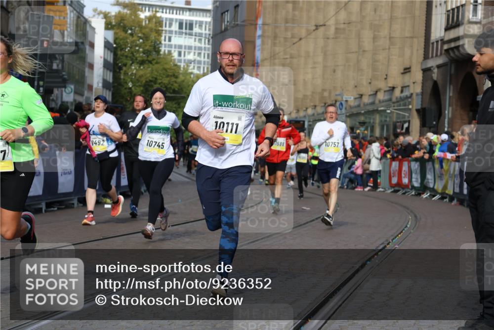 05.10.2025 - 20. swb-Marathon Bremen Strokosch-Dieckow http://msf.ph/oto/9236352 05.10.2025 10:55:31 Ziel 7165, 9492, 9720, 9856, 10107, 10111, 10195, 10262, 10745, 10755, 10757, 11025, 11197, 11588 meine-sportfotos.de