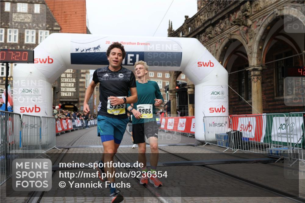 05.10.2025 - 20. swb-Marathon Bremen Yannick Fuchs http://msf.ph/oto/9236354 05.10.2025 10:38:09 Ziel 9755, 11328, 11465 meine-sportfotos.de