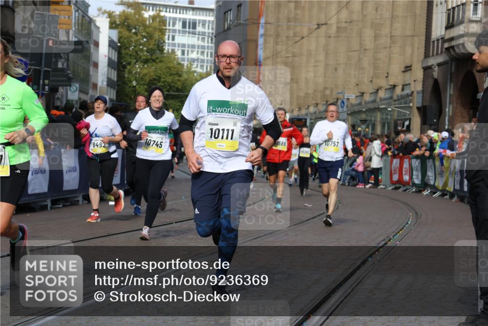 05.10.2025 - 20. swb-Marathon Bremen Strokosch-Dieckow http://msf.ph/oto/9236369 05.10.2025 10:55:31 Ziel 7165, 9492, 9720, 9856, 10107, 10111, 10195, 10262, 10745, 10755, 10757, 11025, 11197, 11588 meine-sportfotos.de