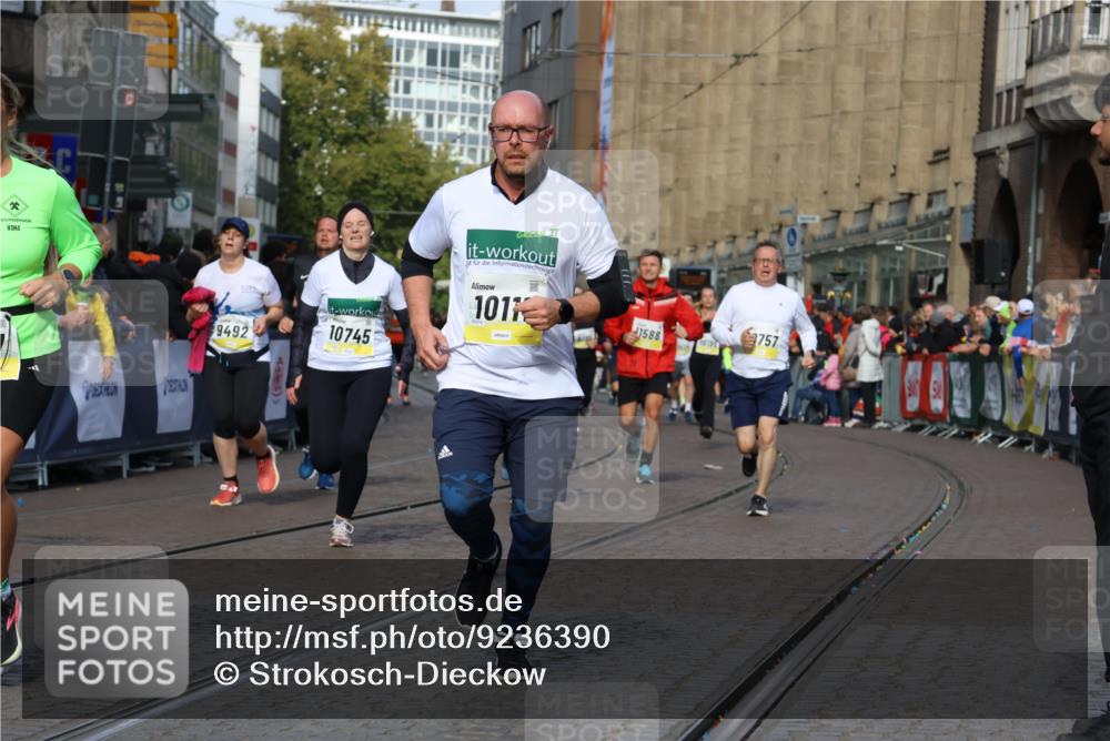 05.10.2025 - 20. swb-Marathon Bremen Strokosch-Dieckow http://msf.ph/oto/9236390 05.10.2025 10:55:31 Ziel 7165, 9492, 9720, 9856, 10107, 10111, 10195, 10262, 10745, 10755, 10757, 11025, 11197, 11588 meine-sportfotos.de
