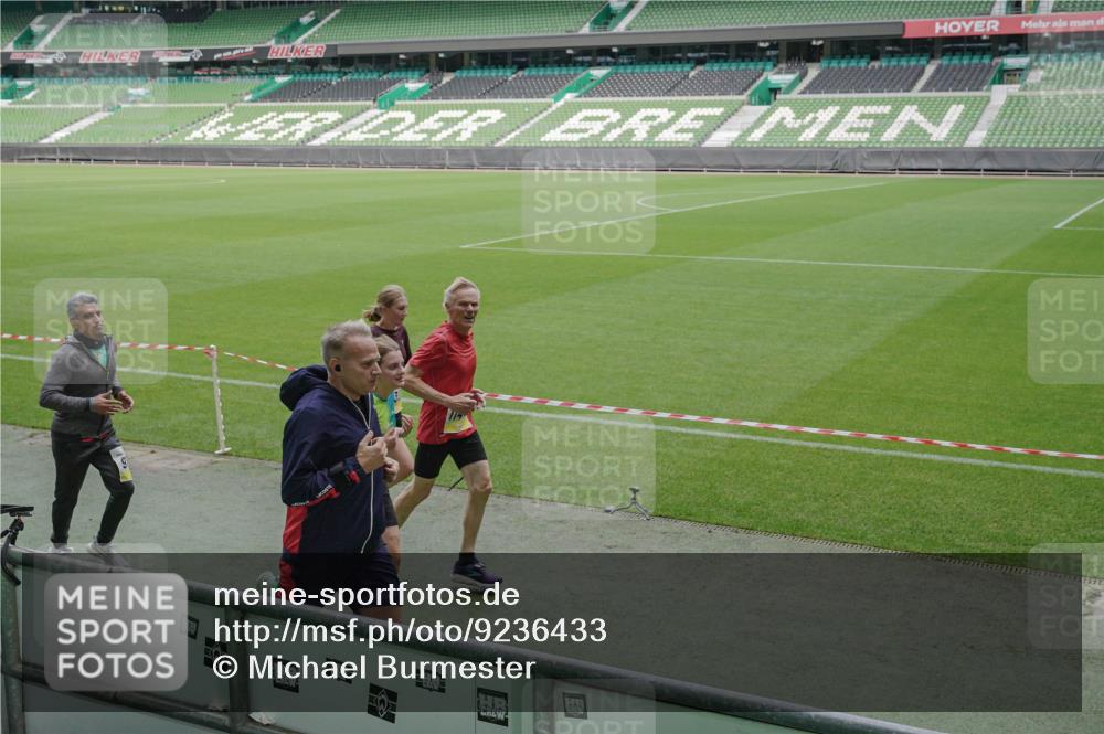 05.10.2025 - 20. swb-Marathon Bremen Michael Burmester http://msf.ph/oto/9236433 05.10.2025 10:32:17 Laufen im Stadion 7165, 7193, 8118, 8326, 8333, 8888, 9176, 9226, 9238, 9256, 9268, 9284, 9313, 9415, 9427, 9436, 9439, 9456, 9514, 9517, 9581, 9621, 9701, 9776, 9807, 9830, 9834, 9868, 9871, 9956, 9957, 9985, 10019, 10020, 10029, 10038, 10046, 10057, 10064, 10075, 10128, 10206, 10215, 10226, 10242, 10262, 10296, 10310, 10327, 10335, 10369, 10385, 10388, 10416, 10460, 10468, 10487, 10616, 10662, 10719, 10785, 7251, 9004, 9172, 9196, 9252, 9287, 9337, 9457, 9506, 9903, 10014, 10222 meine-sportfotos.de