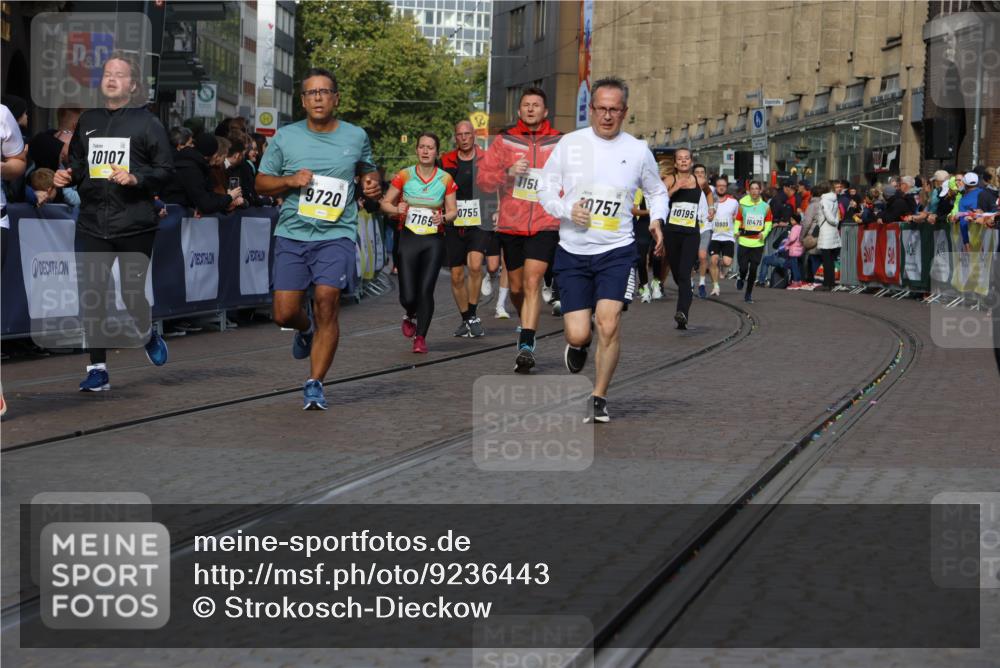 05.10.2025 - 20. swb-Marathon Bremen Strokosch-Dieckow http://msf.ph/oto/9236443 05.10.2025 10:55:34 Ziel 7165, 9195, 9197, 9492, 9720, 9856, 10107, 10111, 10195, 10262, 10475, 10745, 10755, 10757, 10909, 11081, 11197, 11588 meine-sportfotos.de