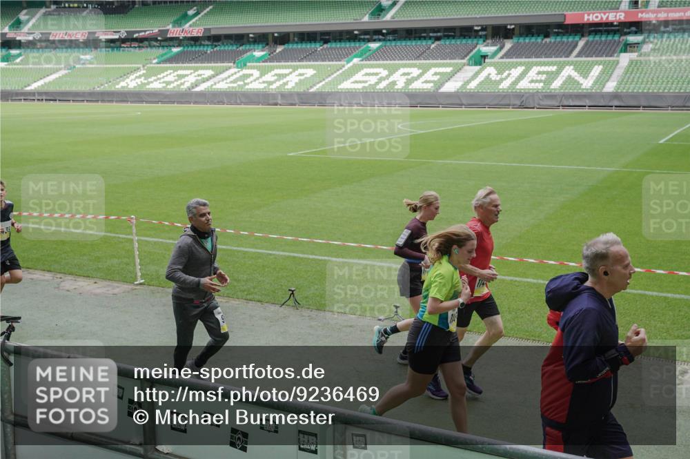 05.10.2025 - 20. swb-Marathon Bremen Michael Burmester http://msf.ph/oto/9236469 05.10.2025 10:32:18 Laufen im Stadion 7165, 7193, 8118, 8326, 8333, 8888, 9176, 9226, 9238, 9256, 9268, 9284, 9313, 9415, 9427, 9436, 9439, 9456, 9494, 9514, 9517, 9581, 9621, 9701, 9776, 9807, 9830, 9834, 9868, 9871, 9956, 9957, 9985, 10019, 10020, 10029, 10038, 10046, 10057, 10064, 10075, 10128, 10206, 10215, 10226, 10242, 10262, 10296, 10310, 10327, 10335, 10369, 10385, 10388, 10416, 10460, 10468, 10487, 10616, 10662, 10719, 10785, 7251, 9004, 9172, 9196, 9252, 9457, 9506, 9903, 10014, 10020, 10222 meine-sportfotos.de