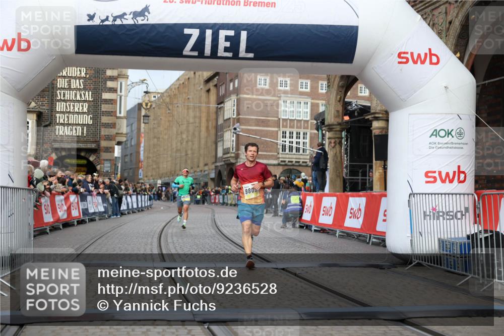 05.10.2025 - 20. swb-Marathon Bremen Yannick Fuchs http://msf.ph/oto/9236528 05.10.2025 10:38:27 Ziel 9809, 11430 meine-sportfotos.de