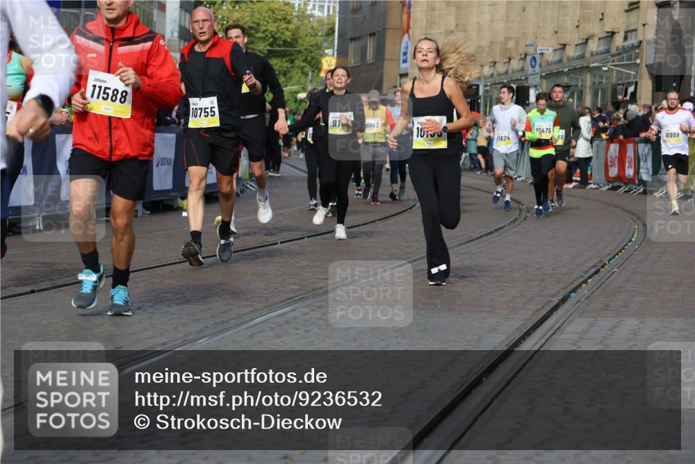 05.10.2025 - 20. swb-Marathon Bremen Strokosch-Dieckow http://msf.ph/oto/9236532 05.10.2025 10:55:37 Ziel 7165, 9195, 9197, 9492, 9720, 10088, 10107, 10195, 10262, 10323, 10475, 10755, 10757, 10909, 11081, 11586, 11588 meine-sportfotos.de