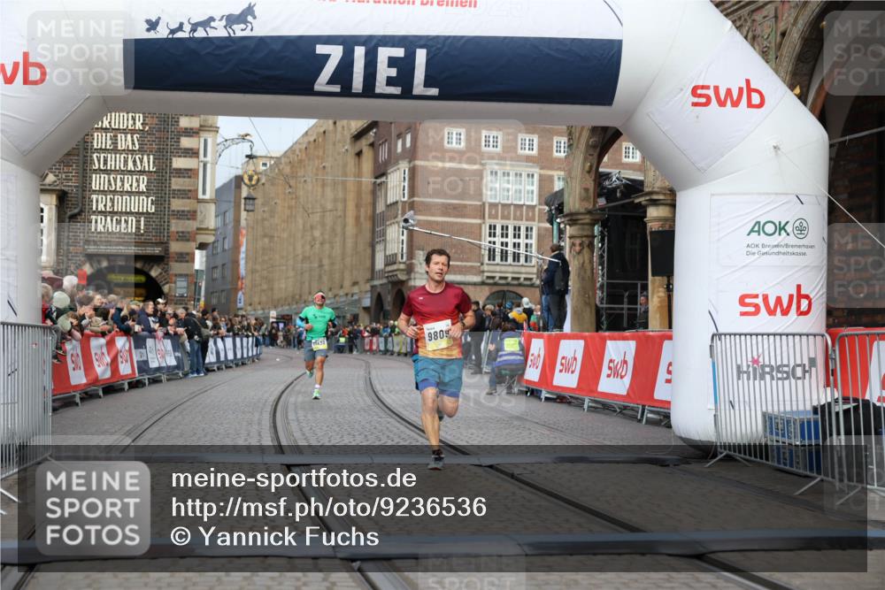 05.10.2025 - 20. swb-Marathon Bremen Yannick Fuchs http://msf.ph/oto/9236536 05.10.2025 10:38:27 Ziel 9809, 11430 meine-sportfotos.de