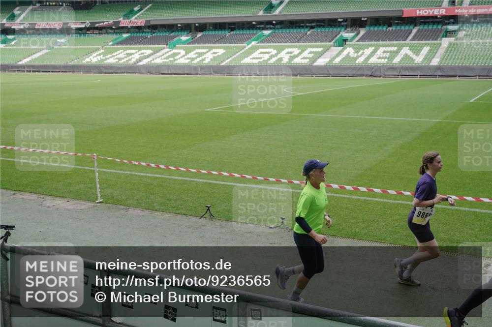 05.10.2025 - 20. swb-Marathon Bremen Michael Burmester http://msf.ph/oto/9236565 05.10.2025 10:32:23 Laufen im Stadion 7165, 7193, 8118, 8326, 8333, 8888, 9176, 9187, 9226, 9238, 9268, 9284, 9313, 9415, 9427, 9436, 9439, 9456, 9475, 9494, 9514, 9517, 9548, 9621, 9701, 9776, 9807, 9830, 9834, 9868, 9871, 9956, 9957, 9985, 10007, 10019, 10038, 10046, 10057, 10064, 10075, 10128, 10206, 10215, 10226, 10242, 10262, 10296, 10310, 10327, 10369, 10385, 10388, 10416, 10460, 10468, 10487, 10616, 10662, 10785, 9172, 9196, 9506, 9903, 10014, 10020, 10222, 10719 meine-sportfotos.de