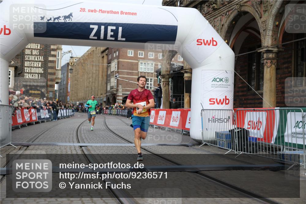 05.10.2025 - 20. swb-Marathon Bremen Yannick Fuchs http://msf.ph/oto/9236571 05.10.2025 10:38:28 Ziel 9809, 11430 meine-sportfotos.de